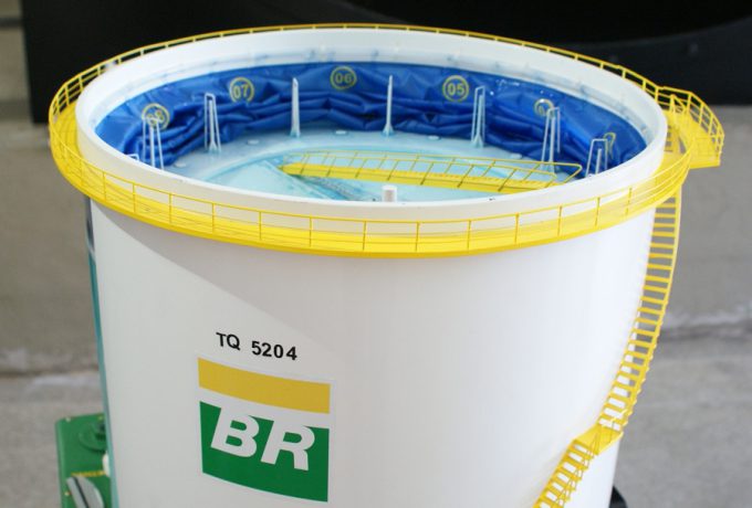 Sistema de vedação dos tetos flutuantes dos tanques de armazenagem de combustíveis é construído com uma membrana têxtil (em azul, na maquete)