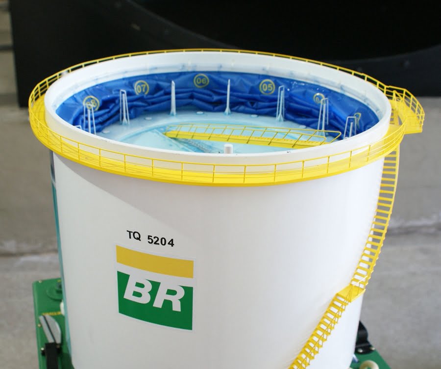 Combustíveis sob proteção 1 Sistema de vedação dos tetos flutuantes dos tanques de armazenagem de combustíveis é construído com uma membrana têxtil (em azul, na maquete)