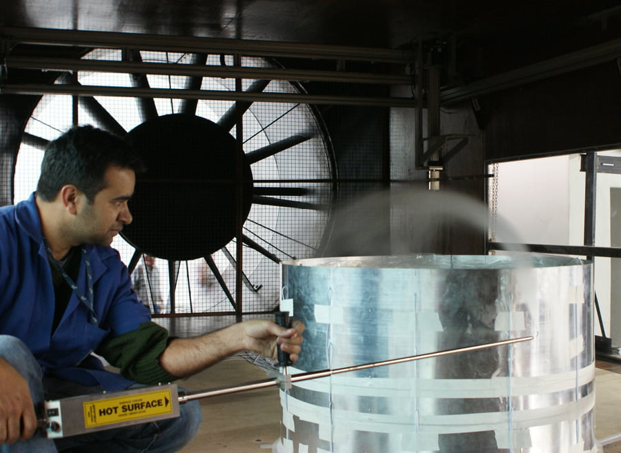 Combustíveis sob proteção 2 Medições nas maquetes incluem a visualização dos campos de velocidade de escoamento pelo uso de fumaça