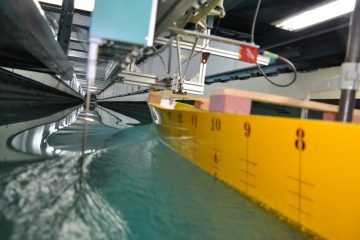 Modelo em escala reduzida de navio de combate será avaliado em 21 tanques de provas