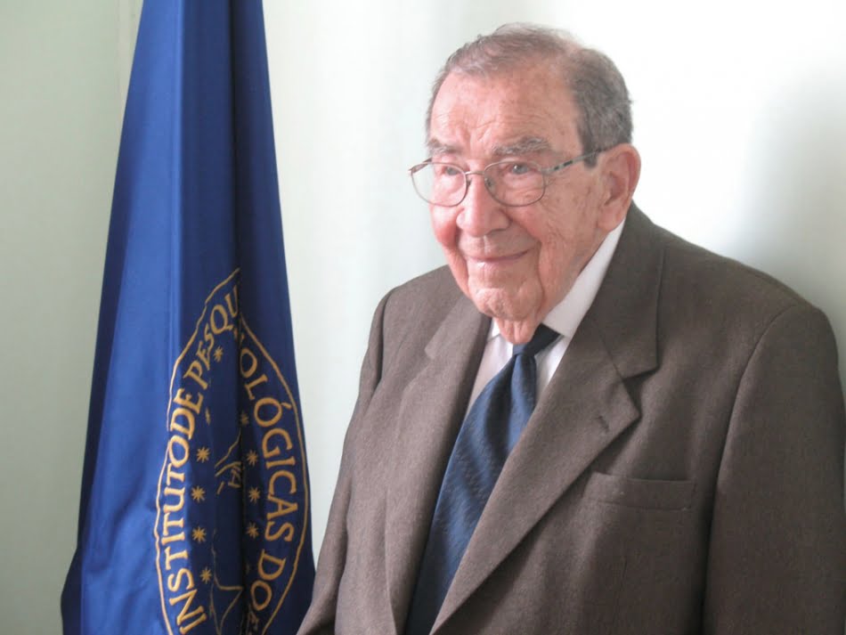 Adeus, “Senhor IPT” 1 doutor Alberto fez parte do patrimônio humano do IPT. Esta foto foi tirada em sua última visita ao Instituto, em 2008