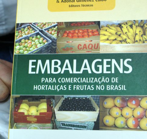 Livro intitulado “Embalagens para comercialização de hortaliças e frutas no Brasil” foi editado em 2009