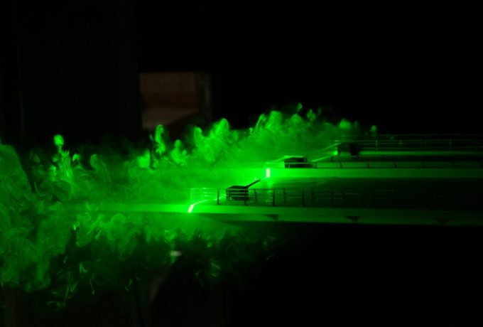 Ensaios no IPT irão fornecer os coeficientes de forças aerodinâmicas e dos deslocamentos induzidos pelo escoamento no tabuleiro da ponte