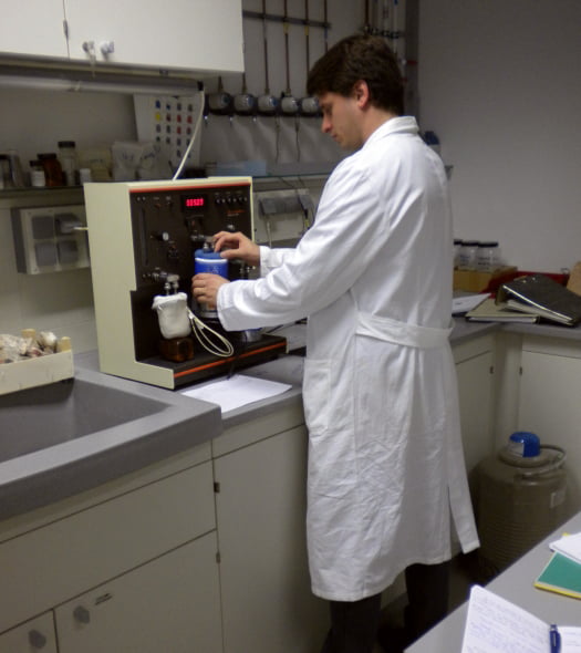Caracterização de materiais 2 Caracterização de materiais residuais foi executada pelo pesquisador na Universidade Martin-Luther
