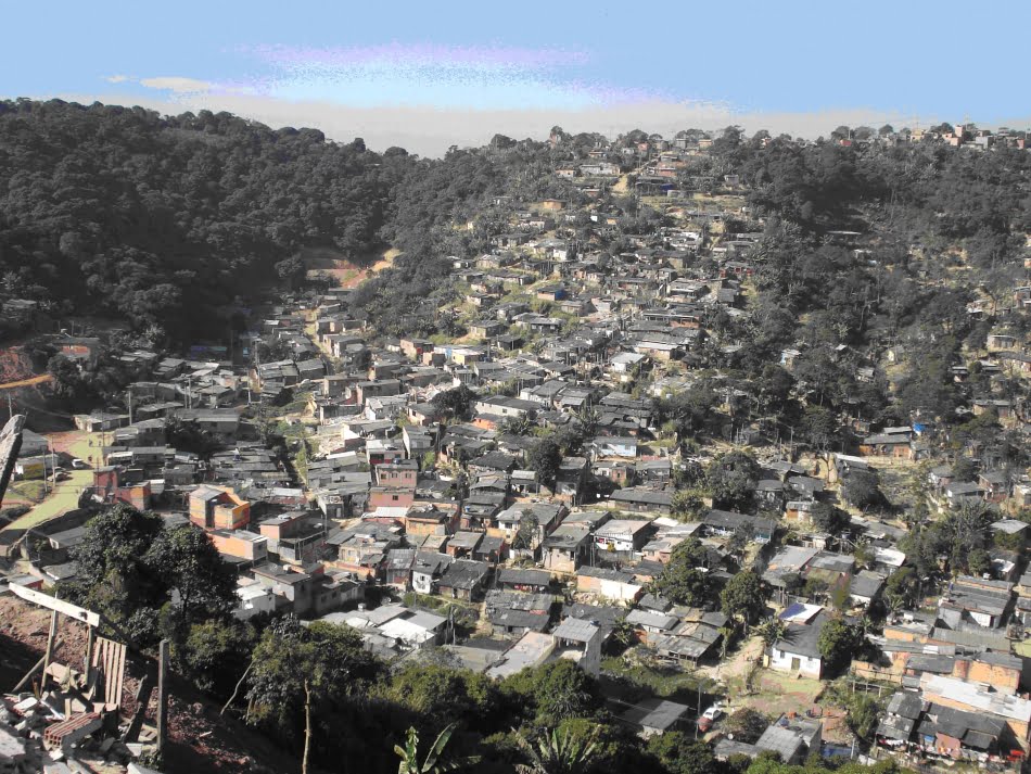 Resíduos da construção civil 2 Autoconstrução praticada em áreas de risco, problema comum em grandes cidades