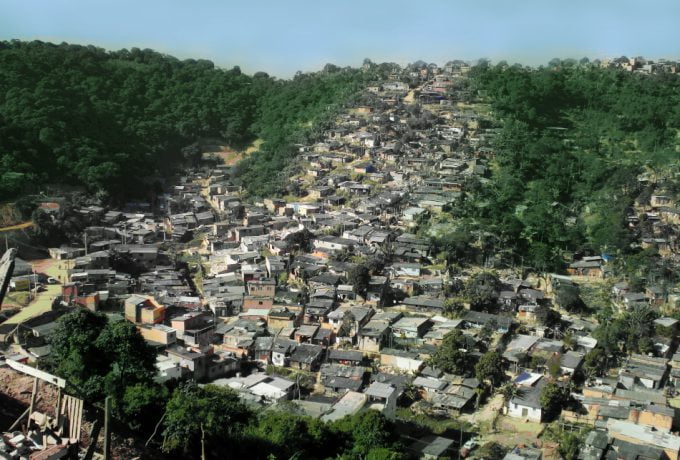 Autoconstrução praticada em áreas de risco, problema comum em grandes cidades