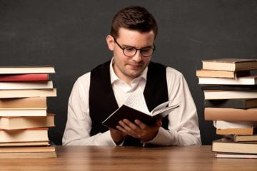 homem lendo mesa livros 1024x523 1