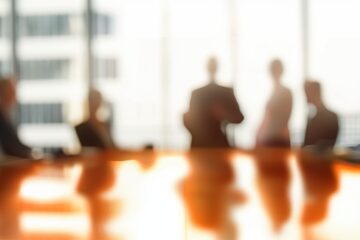 Eleita a nova presidente do Conselho de Administração do IPT 14 Imagem desfocada de executivos em volta de uma mesa